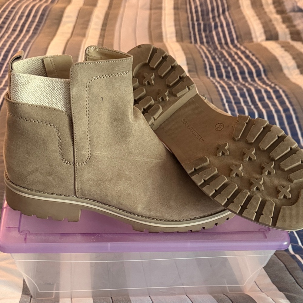 Women's Sole Society Chelsea Boots in Light Brown size 10